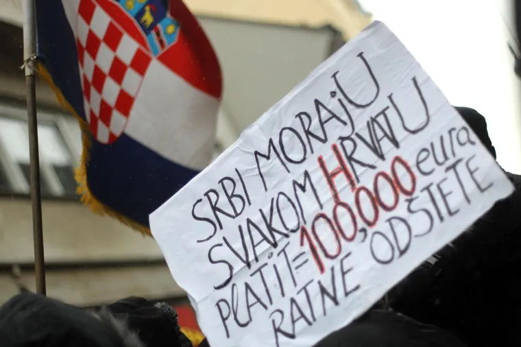 U ZAGREBU PROSVJEDI ZBOG VUČIĆEVA DOLASKA: Prosvjedni skup stigao do Kamenitih vrata, A-HSP ispred sjedi&scaron;ta SNS-a