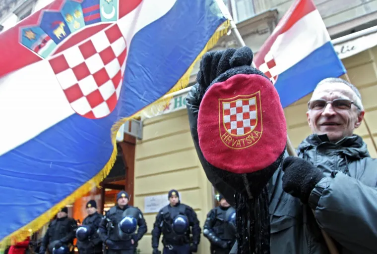 U ZAGREBU PROSVJEDI ZBOG VUČIĆEVA DOLASKA: Prosvjedni skup stigao do Kamenitih vrata, A-HSP ispred sjedi&scaron;ta SNS-a