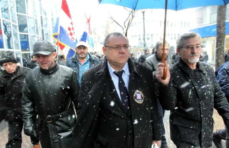 U ZAGREBU PROSVJEDI ZBOG VUČIĆEVA DOLASKA: Prosvjedni skup stigao do Kamenitih vrata, A-HSP ispred sjedi&scaron;ta SNS-a