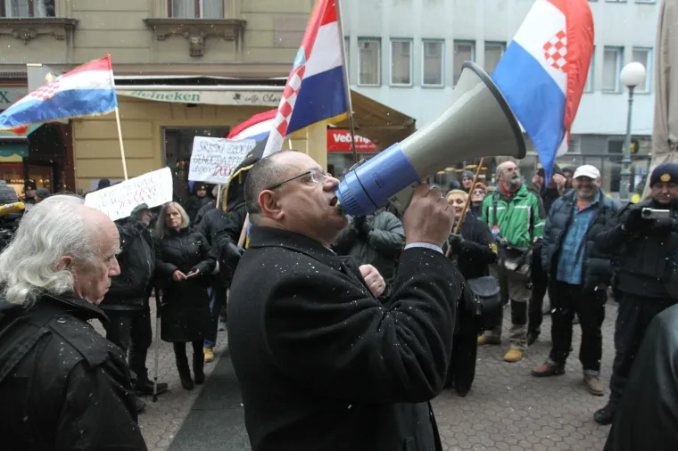 U ZAGREBU PROSVJEDI ZBOG VUČIĆEVA DOLASKA: Prosvjedni skup stigao do Kamenitih vrata, A-HSP ispred sjedi&scaron;ta SNS-a