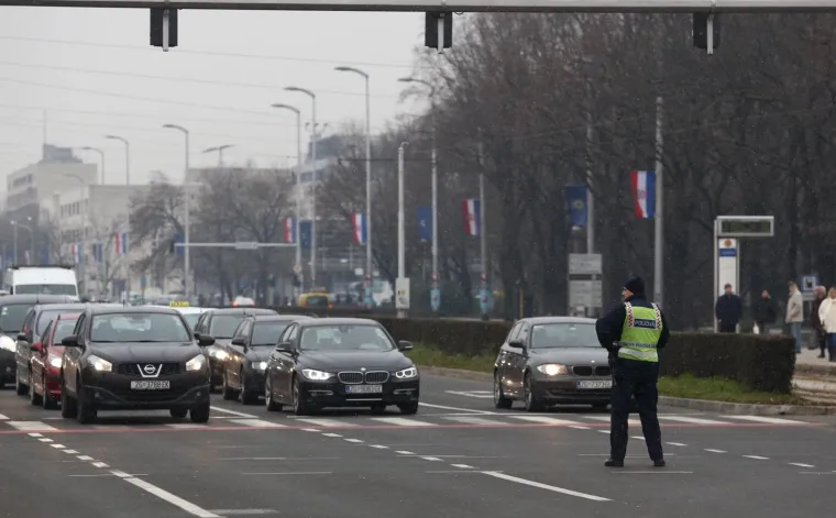 Jako policijsko osiguranje na traci kojojm će prolaziti predsjednik Srbije Alekandar Vučić. Osim policije na prometnicama osiguranje se nalazi i na krovovima zgrada.