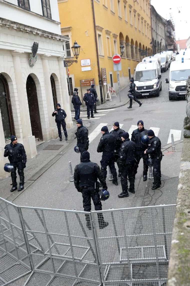 Policijska blokada i jako osiguranje na Kamenitim vratima zbog dolaska predsjednika Srbije Aleksandra Vučića.