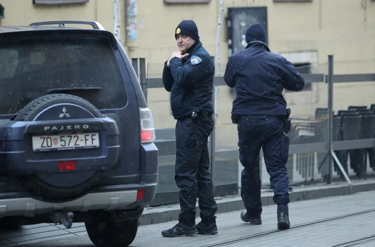 Srbijanski predsjednik Aleksandar Vučić stigao je u dvodnevni posjet Republici Hrvatskoj. U &scaron;tićenoj koloni na putu do Pantovčaka pro&scaron;ao je sredi&scaron;tem grada.