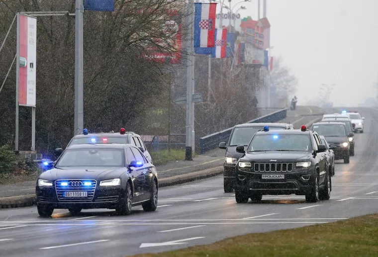 Predsjednik Republike Srbije Aleksandar Vučić stigao je u dvodnevni posjet Republici Hrvatskoj. U &scaron;tićenoj koloni, u blindiranom audiju beogradskih registarskih oznaka, zaputio se na Pantovčak susresti se s predsjednicom RH Grabar-Kitarović. Na području Zagreba i Velike Gorice na snazi je posebna regulacija prometa.