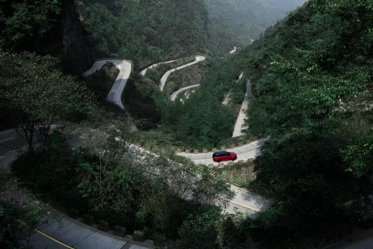 NEVJEROJATNE FOTOGRAFIJE NEVJEROJATNOG USPJEHA: Novi Range Rover svladao smrtonosnu Tianmen planinu
