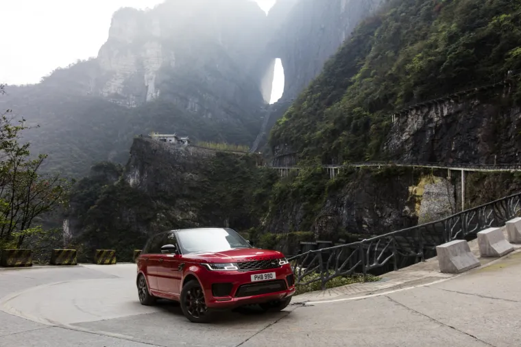 NEVJEROJATNE FOTOGRAFIJE NEVJEROJATNOG USPJEHA: Novi Range Rover svladao smrtonosnu Tianmen planinu