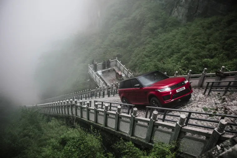 NEVJEROJATNE FOTOGRAFIJE NEVJEROJATNOG USPJEHA: Novi Range Rover svladao smrtonosnu Tianmen planinu