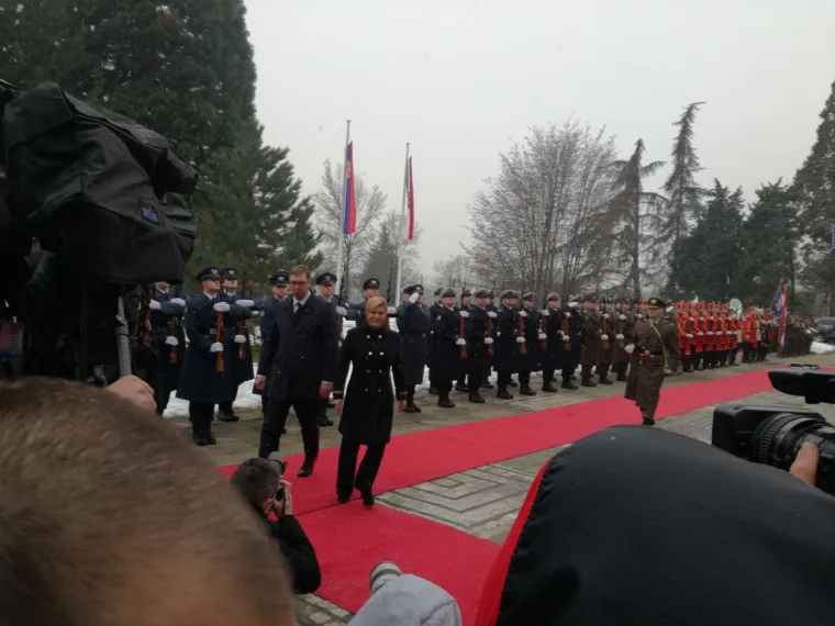 Srbijanski predsjednik Aleksandar Vučić danas je stigao u dugoočekivani posjet Hrvatskoj. Na Pantovčaku ga je dočekala predsjednica Kolinda Grabar-Kitarović koja je na svom kaputu imala u&scaron;ivenu riječ "hrabrost".