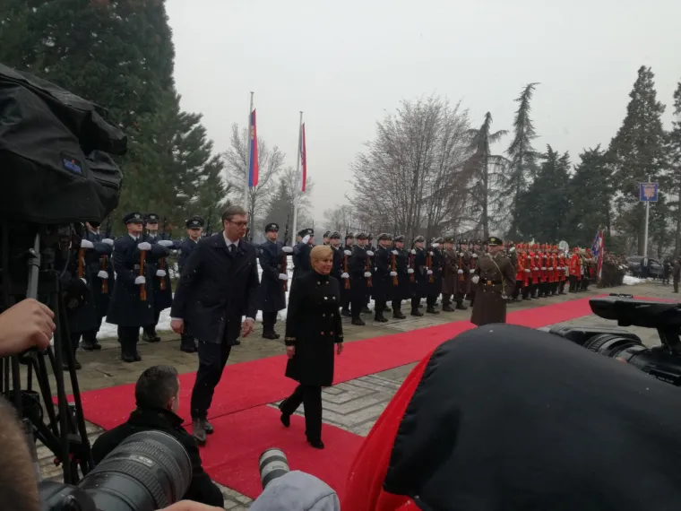 Srbijanski predsjednik Aleksandar Vučić danas je stigao u dugoočekivani posjet Hrvatskoj. Na Pantovčaku ga je dočekala predsjednica Kolinda Grabar-Kitarović koja je na svom kaputu imala u&scaron;ivenu riječ "hrabrost".