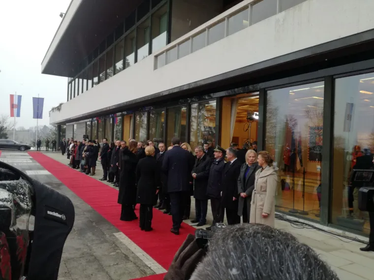 Srbijanski predsjednik Aleksandar Vučić danas je stigao u dugoočekivani posjet Hrvatskoj. Na Pantovčaku ga je dočekala predsjednica Kolinda Grabar-Kitarović koja je na svom kaputu imala u&scaron;ivenu riječ "hrabrost".