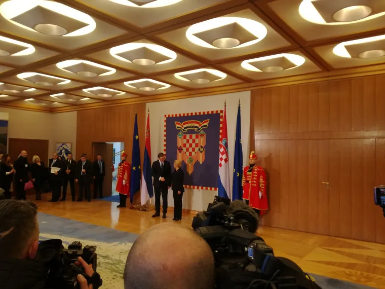 Srbijanski predsjednik Aleksandar Vučić danas je stigao u dugoočekivani posjet Hrvatskoj. Na Pantovčaku ga je dočekala predsjednica Kolinda Grabar-Kitarović koja je na svom kaputu imala u&scaron;ivenu riječ "hrabrost".