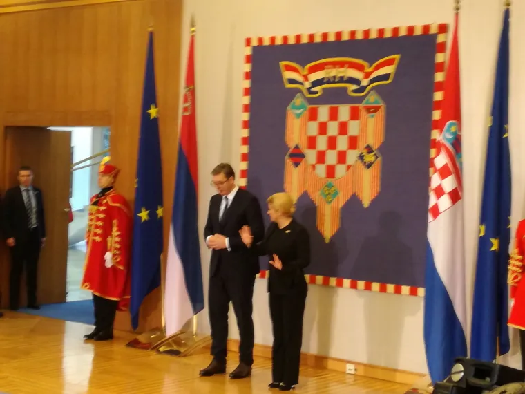 Srbijanski predsjednik Aleksandar Vučić danas je stigao u dugoočekivani posjet Hrvatskoj. Na Pantovčaku ga je dočekala predsjednica Kolinda Grabar-Kitarović koja je na svom kaputu imala u&scaron;ivenu riječ "hrabrost".