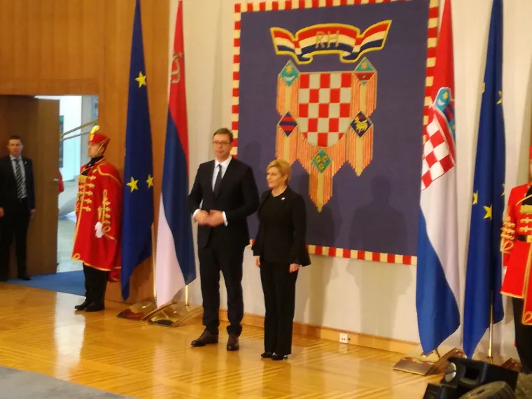Srbijanski predsjednik Aleksandar Vučić danas je stigao u dugoočekivani posjet Hrvatskoj. Na Pantovčaku ga je dočekala predsjednica Kolinda Grabar-Kitarović koja je na svom kaputu imala u&scaron;ivenu riječ "hrabrost".