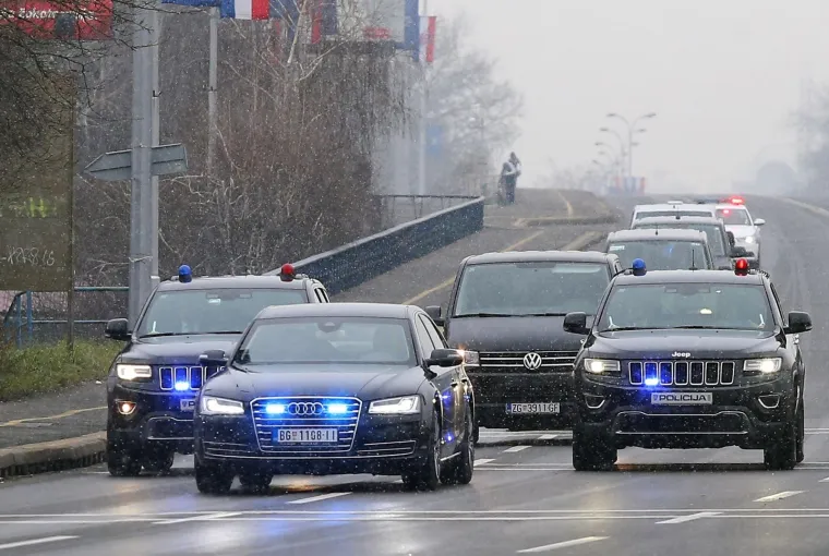 VUČIĆ SE ZAGREBOM VOZI U SVOM AUTOMOBILU: Prema Pantovčaku je išao u blindiranom Audiju beogradskih registracija