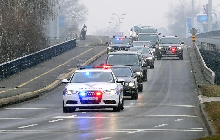 VUČIĆ SE ZAGREBOM VOZI U SVOM AUTOMOBILU: Prema Pantovčaku je išao u blindiranom Audiju beogradskih registracija