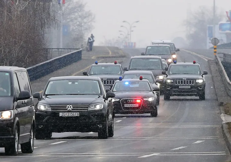 VUČIĆ SE ZAGREBOM VOZI U SVOM AUTOMOBILU: Prema Pantovčaku je išao u blindiranom Audiju beogradskih registracija