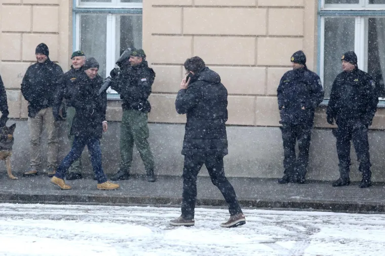 NIŠTA NIJE BILO PREPUŠTENO SLUČAJU: Policija na Markovu trgu Vučića čuvala i puškom protiv bespilotnih letjelica