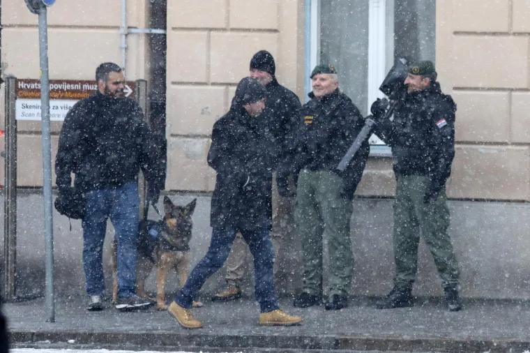 Tijekom sastanka osiguranje je ispred zgrade čuvalo prostor i puškom za hvatanje dronova mrežom.