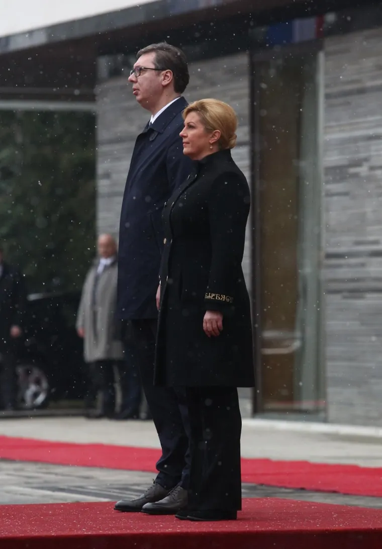 12.02.2018., Zagreb - Ceremonija svečanog dočeka predsjednika Republike Srbije Aleksandra Vučića u Uredu predsjednice. Izaslanstvo Republike Srbije predvođeno predsjednikom u dvodnevnom je posjetu Hrvatskoj. Predsjednica Kolinda Grabar-Kitarović nosila je kaput Etno butika Mara koji je na rukavima glagoljicom imao ispisanu riječ hrabrost, a tijekom prošlogodisnjeg susreta s Vučićem u Beogradu na rukavima sakoa imala je glagoljicom ispisanu riječ ljubav.