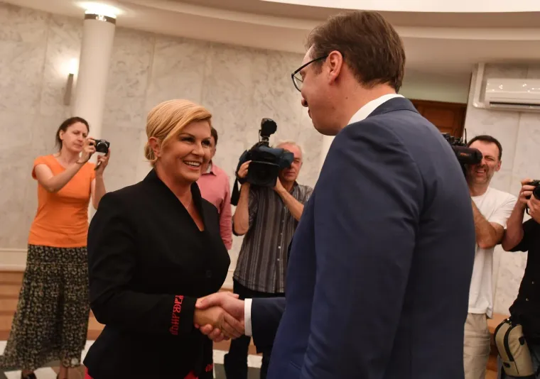 Kolinda Grabar-Kitarović tijekom beogradskog susreta s Vučićem u lipnju 2017. nosila je crni sako, a na rukavima je glagoljicom bila ispisana riječ ljubav.