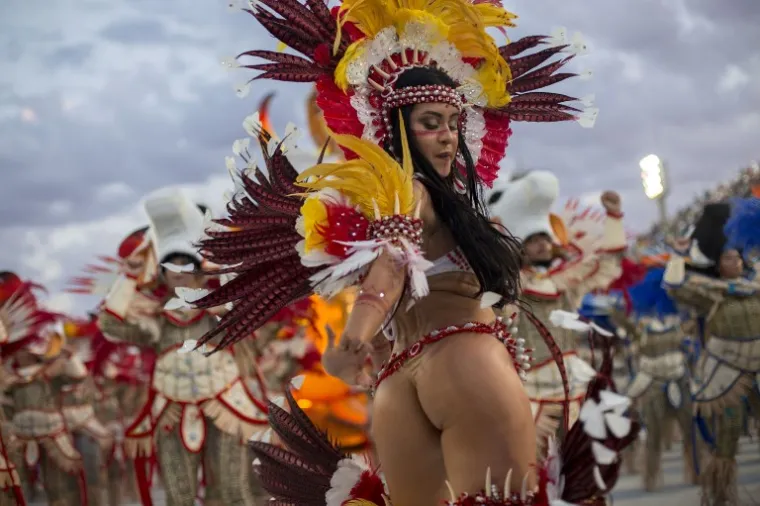 Karnevalska sezona počela je i u Brazilu pa su tako Rijom i Sao Paolom prošle karnevalske povorke koje tradicionalno čine plesačice sambe. Komplicirani i veliki kostimi, koji nekim čudom uspiju prekriti tek minimalno kože, i ovog su puta mamili uzdahe, a neke od prizora takvih plesačica okupili smo u galeriji.