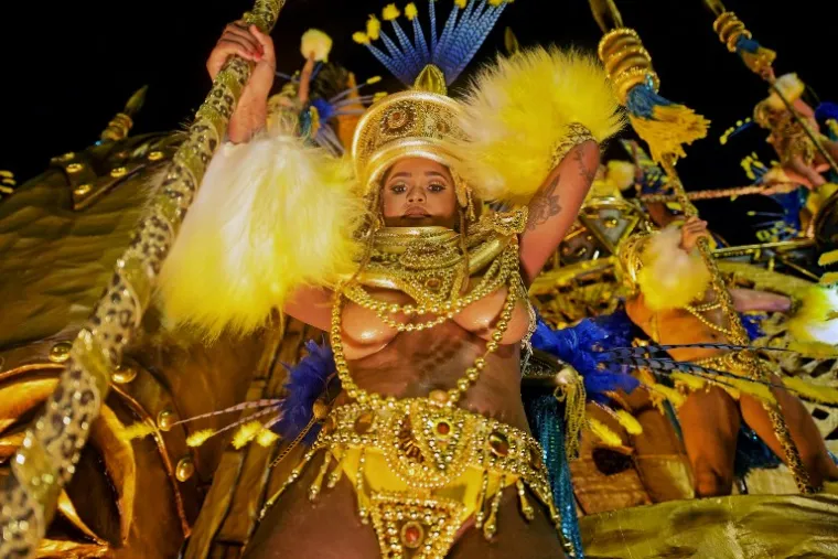 U BRAZILU OTVORENA SEZONA KARNEVALA: Plesačice sambe mamile uzdahe u velikim kostimima koji malo toga skrivaju