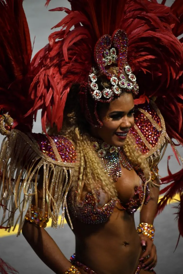 U BRAZILU OTVORENA SEZONA KARNEVALA: Plesačice sambe mamile uzdahe u velikim kostimima koji malo toga skrivaju