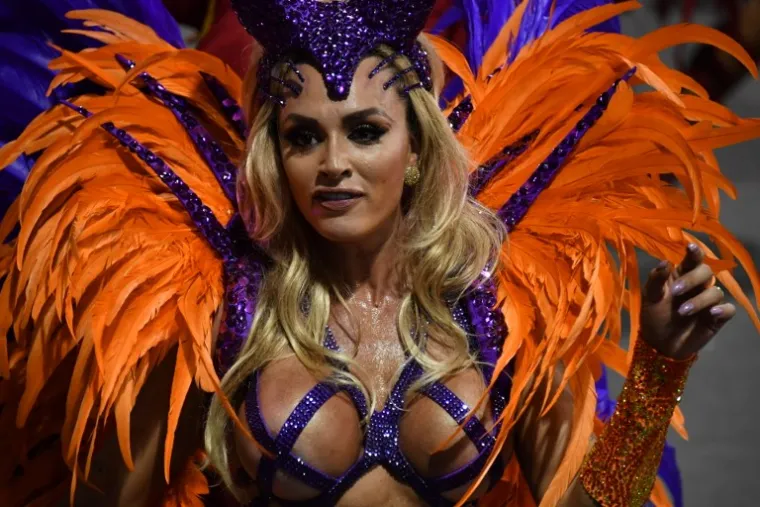 U BRAZILU OTVORENA SEZONA KARNEVALA: Plesačice sambe mamile uzdahe u velikim kostimima koji malo toga skrivaju