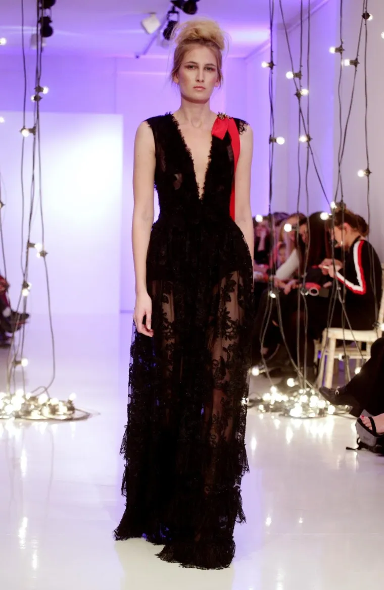 POZNATI SE POJAVILI NA REVIJI U CRNINI: Franka Batelić i Tatjana Jurić opasno konkurirale Jeleni Rozgi