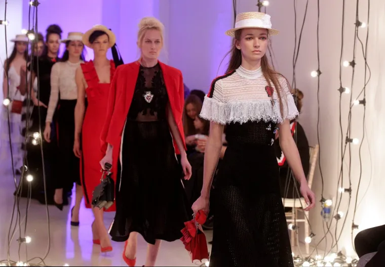 POZNATI SE POJAVILI NA REVIJI U CRNINI: Franka Batelić i Tatjana Jurić opasno konkurirale Jeleni Rozgi