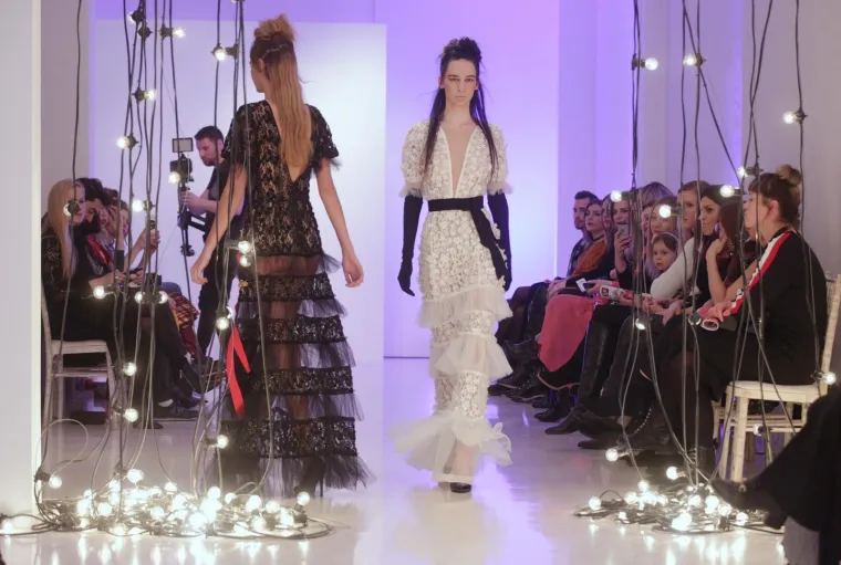 POZNATI SE POJAVILI NA REVIJI U CRNINI: Franka Batelić i Tatjana Jurić opasno konkurirale Jeleni Rozgi