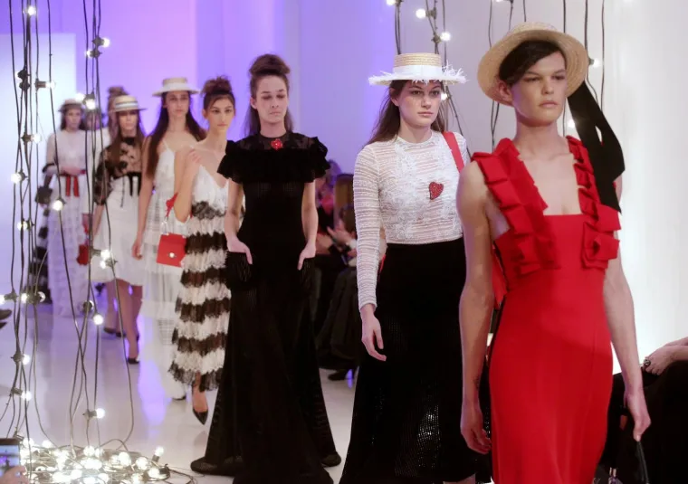 POZNATI SE POJAVILI NA REVIJI U CRNINI: Franka Batelić i Tatjana Jurić opasno konkurirale Jeleni Rozgi