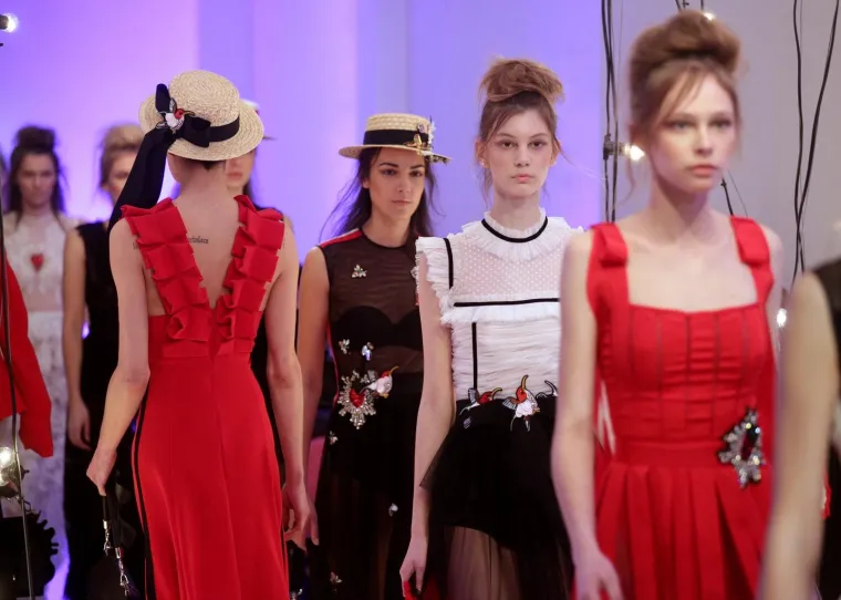 POZNATI SE POJAVILI NA REVIJI U CRNINI: Franka Batelić i Tatjana Jurić opasno konkurirale Jeleni Rozgi