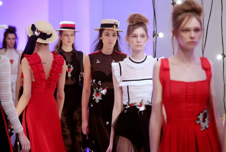 POZNATI SE POJAVILI NA REVIJI U CRNINI: Franka Batelić i Tatjana Jurić opasno konkurirale Jeleni Rozgi