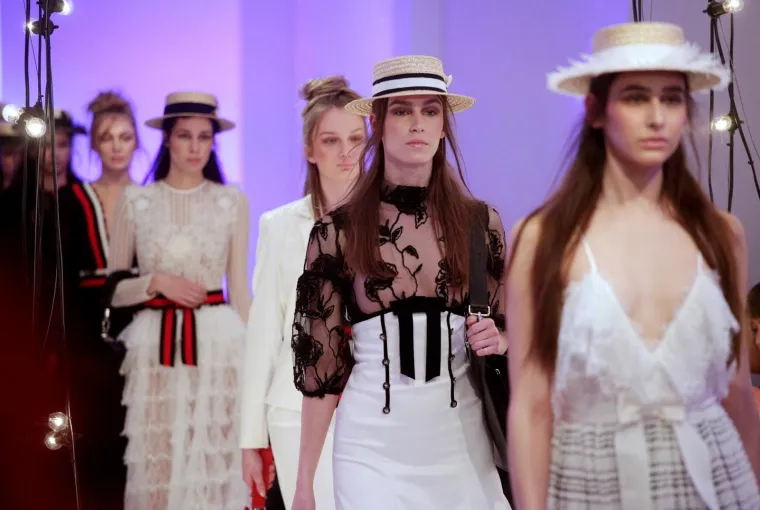 POZNATI SE POJAVILI NA REVIJI U CRNINI: Franka Batelić i Tatjana Jurić opasno konkurirale Jeleni Rozgi