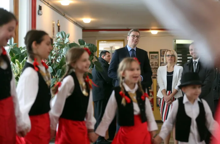 U sklopu dvodnevnog sluzbenog posjeta Hrvatskoj predsjednik Republike Srbije Aleksandar Vučić obi&scaron;ao je Osnovnu &scaron;kolu Vrginmost. U osnovnoj &scaron;koli srbijanskog predsjednika dočekala je ravnateljica Barbara Ljubi&scaron;ić.Photo: Slavko Midzor/PIXSELL