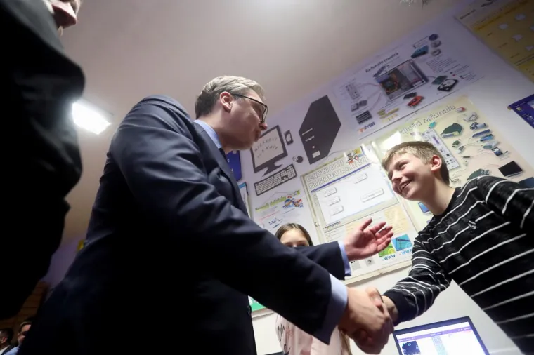 VUČIĆ U VRGINMOSTU: Djeca ga dočekala folklornom izvedbom