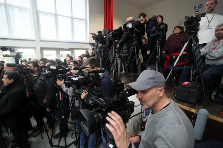 VUČIĆ U VRGINMOSTU: Djeca ga dočekala folklornom izvedbom