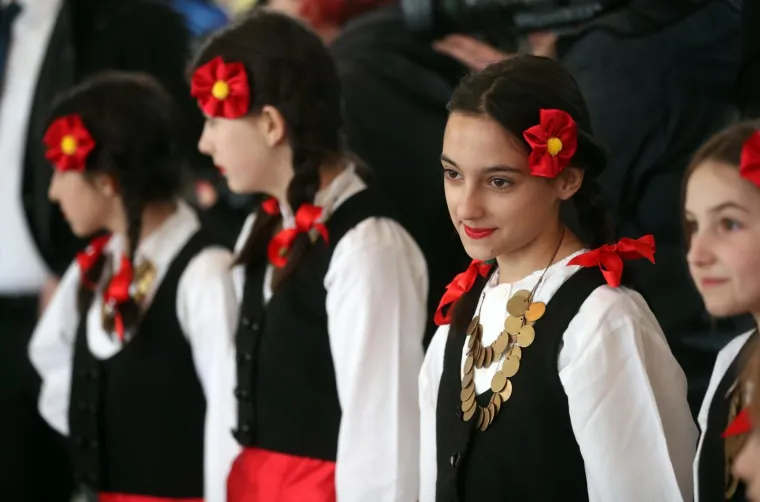 VUČIĆ U VRGINMOSTU: Djeca ga dočekala folklornom izvedbom