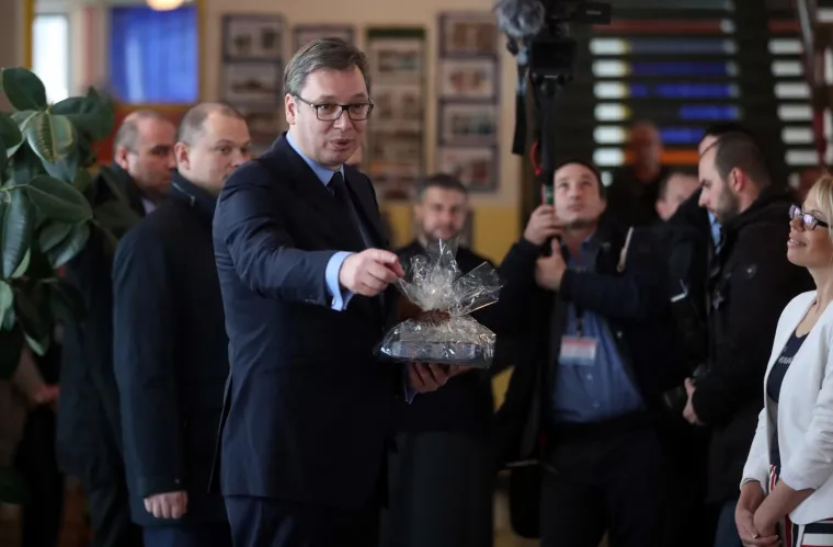 VUČIĆ U VRGINMOSTU: Djeca ga dočekala folklornom izvedbom