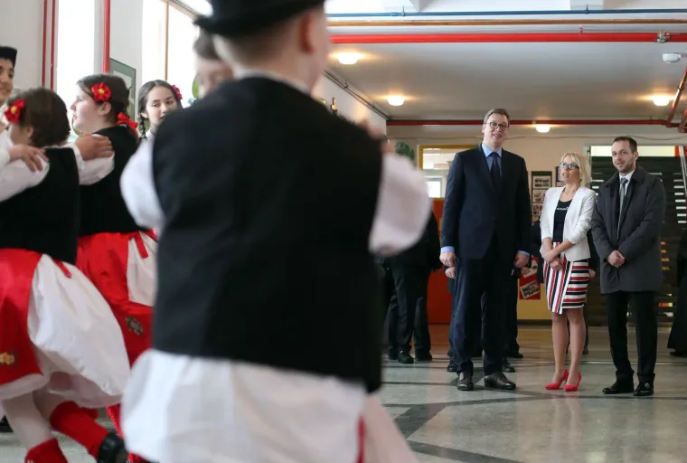 VUČIĆ U VRGINMOSTU: Djeca ga dočekala folklornom izvedbom