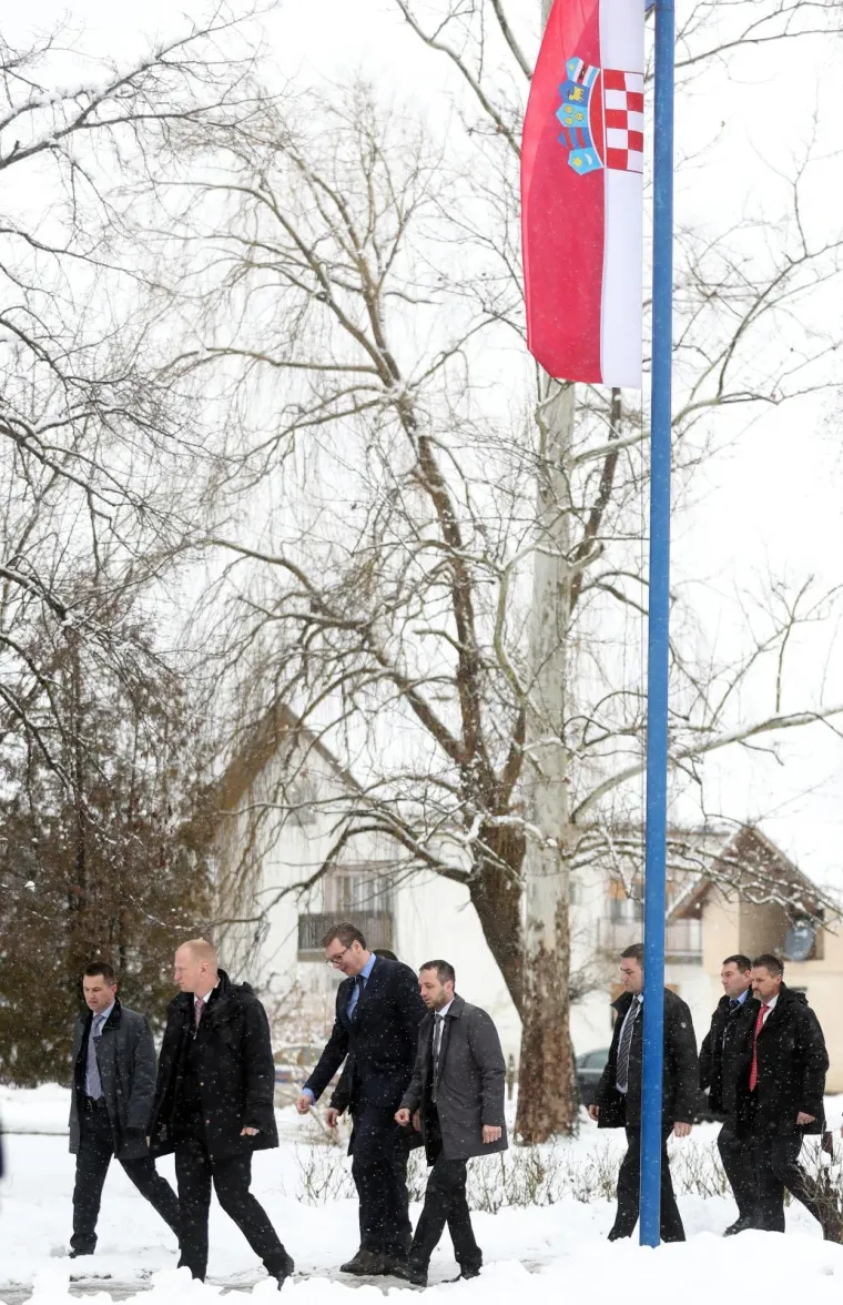 VUČIĆ U VRGINMOSTU: Djeca ga dočekala folklornom izvedbom