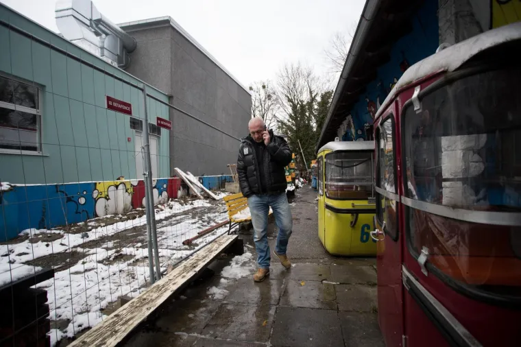 GRAD NENAJAVLJENO ZAPOČEO RUŠENJE TERASE KLUBA JABUKA: Djelatnici tijelima branili rušenje tende na terasi