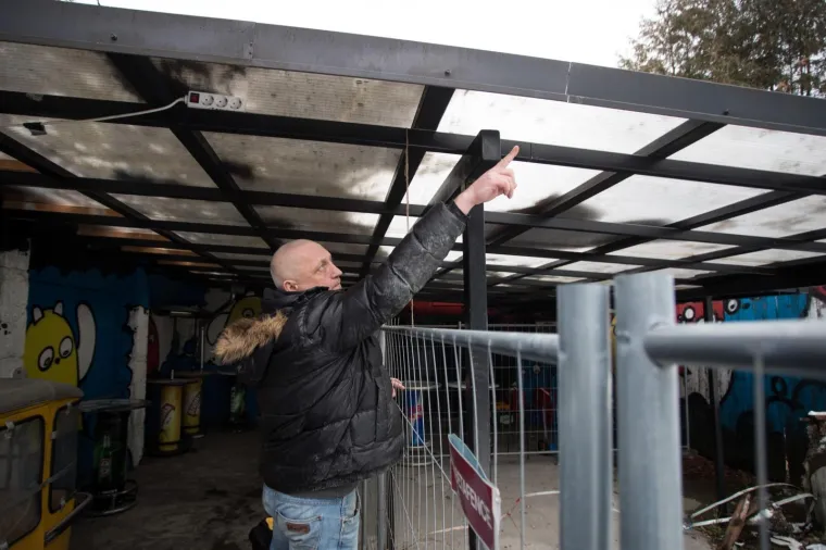 GRAD NENAJAVLJENO ZAPOČEO RU&Scaron;ENJE TERASE KLUBA JABUKA: Djelatnici tijelima branili ru&scaron;enje tende na terasi