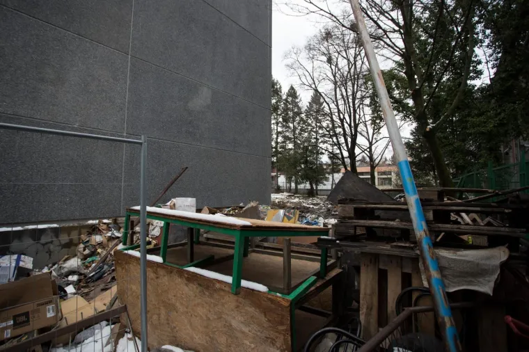 GRAD NENAJAVLJENO ZAPOČEO RU&Scaron;ENJE TERASE KLUBA JABUKA: Djelatnici tijelima branili ru&scaron;enje tende na terasi