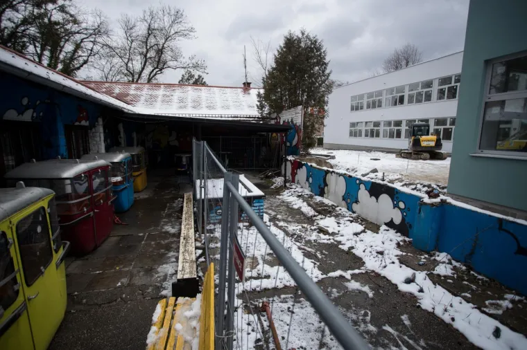 GRAD NENAJAVLJENO ZAPOČEO RUŠENJE TERASE KLUBA JABUKA: Djelatnici tijelima branili rušenje tende na terasi