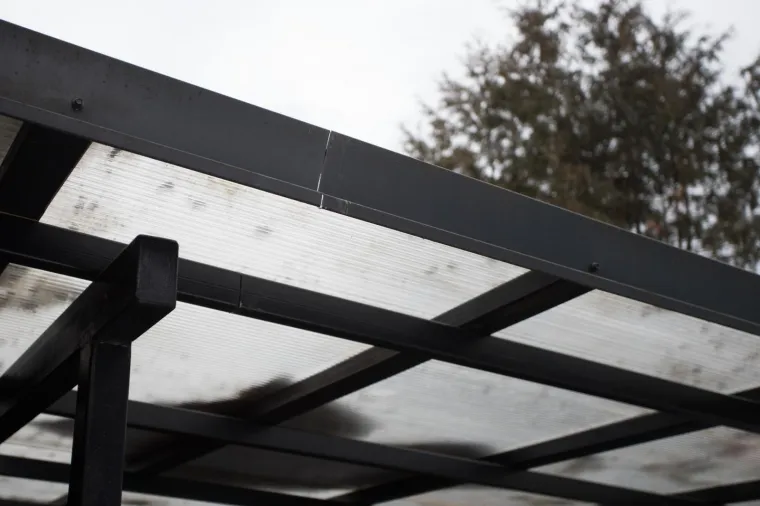 GRAD NENAJAVLJENO ZAPOČEO RU&Scaron;ENJE TERASE KLUBA JABUKA: Djelatnici tijelima branili ru&scaron;enje tende na terasi