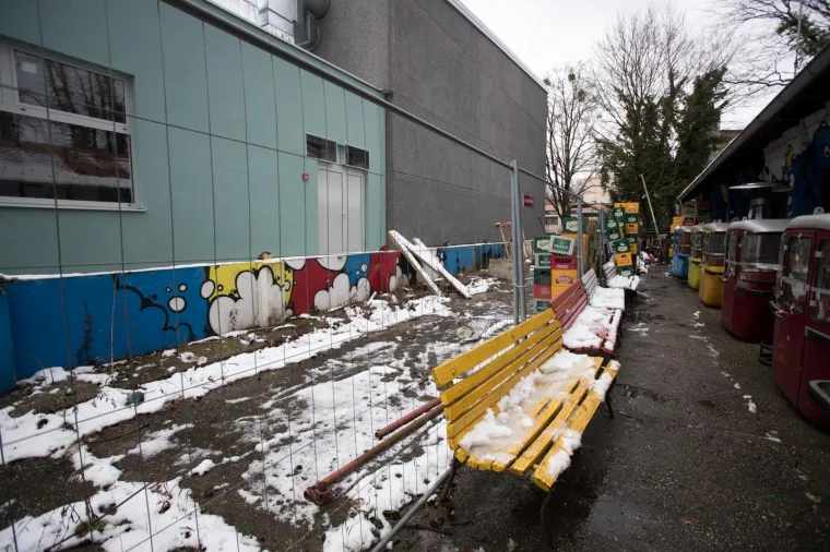 Grad Zagreb danas je započeo ru&scaron;enje terase kluba Jabuka.