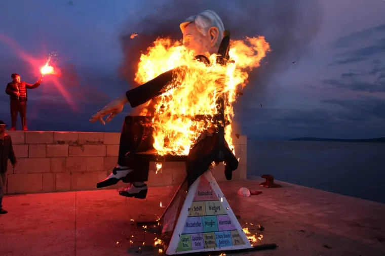 PROČITALI PRESUDU I SPALILI TODORIĆA: Krnjo u Kaštel Starom bio je Ivica, ali nisu zaboravili ni slikovnicu