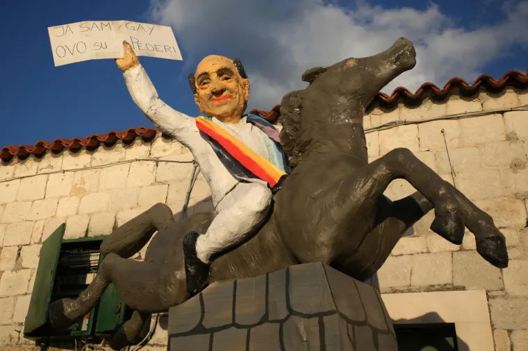 PROČITALI PRESUDU I SPALILI TODORIĆA: Krnjo u Kaštel Starom bio je Ivica, ali nisu zaboravili ni slikovnicu